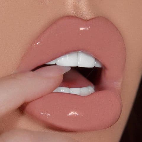 plump lips aesthetic